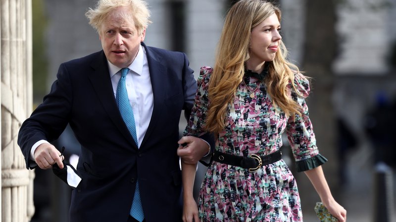 Fotografija: Britanski premier Boris Johnson s partnerko Carrie Symonds. FOTO: Henry Nicholls/Reuters