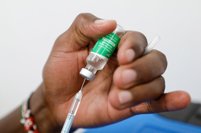 Na zemljevidu imunizacije proti koronavirusni bolezni 19 je največ sivih lis na črni celini. FOTO: Baz Ratner/Reuters