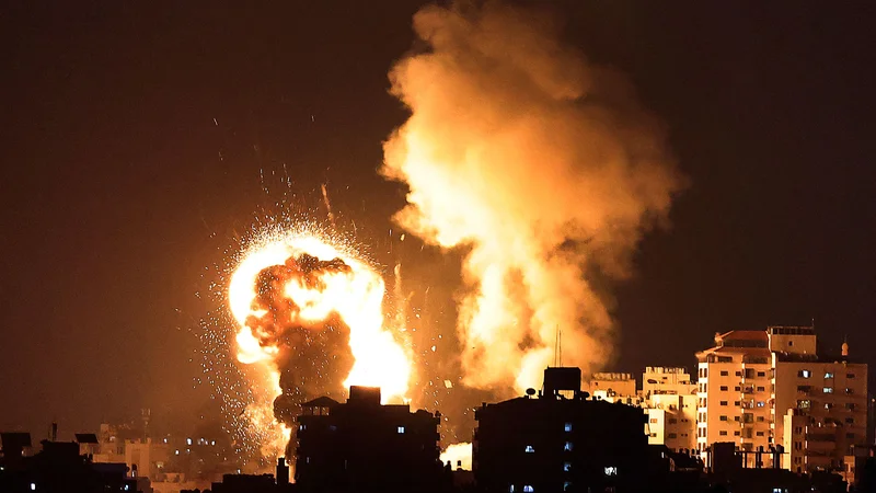 Fotografija: Izrael je bombardiral gosto naslejno mesto. FOTO: Mahmud Hams/AFP