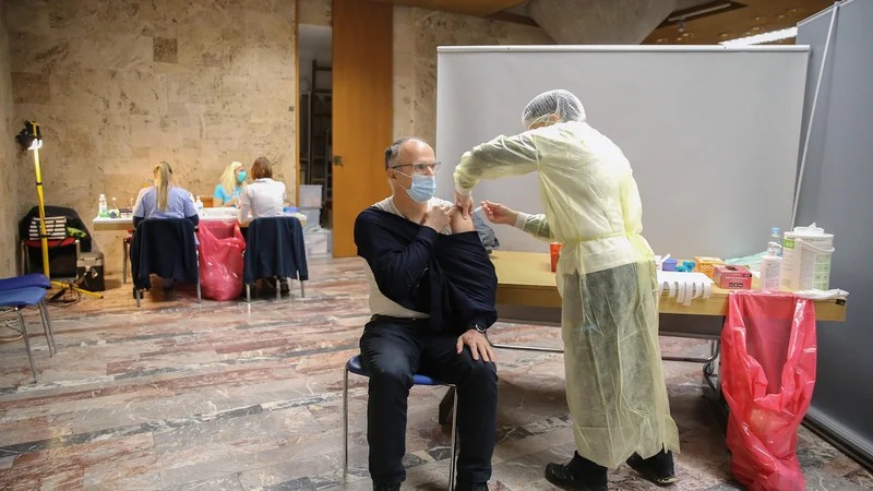 Fotografija: Vabila za cepljenje dosegajo vse širši krog državljanov. FOTO: Blaž Samec/Delo