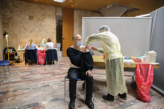 Vabila za cepljenje dosegajo vse širši krog državljanov. FOTO: Blaž Samec/Delo