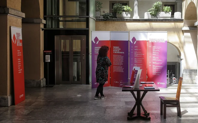 Deseto obletnico programa Botrstvo bodo pospremili z razstavo, ki jo v Zgodovinskem atriju Mestne občine Ljubljana odpirajo danes in bo na ogled do 27. maja. Fotografije Blaž Samec
