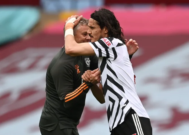 Vzajemno zaupanje in spoštovanje Edinsona Cavanija ter Oleja Gunnajar Solskjærja je Urugvajcu pri Manchester Unitedu prineslo podaljšanje pogodbe še za leto dni. FOTO: Shaun Botterill/Reuters