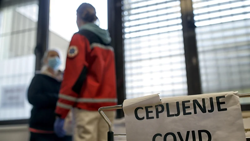 Fotografija: Trenutno so vse sile usmerjene v to, kako hitro cepiti čim večjo populacijo, saj je to po mnenju stroke edini izhod iz epidemije. FOTO: Blaž Samec/Delo