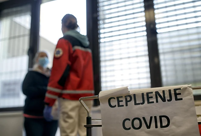 Trenutno so vse sile usmerjene v to, kako hitro cepiti čim večjo populacijo, saj je to po mnenju stroke edini izhod iz epidemije. FOTO: Blaž Samec/Delo