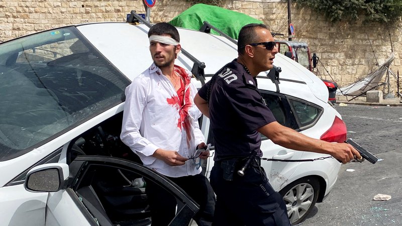 Fotografija: ZDA, Evropska unija in Velika Britanija so pozvale k umiritvi napetosti med Palestinci in Izraelci, potem ko so se nemiri v ponedeljek zaostrili v spopade in obstreljevanje. To se je nadaljevalo tudi ponoči. Izraelska vojska je sporočila, da je izvedla napade na 130 tarč na območju Gaze, Hamas pa je obstreljeval mesto Aškelon na jugu Izraela. FOTO: Ilan Rosenberg/Reuters