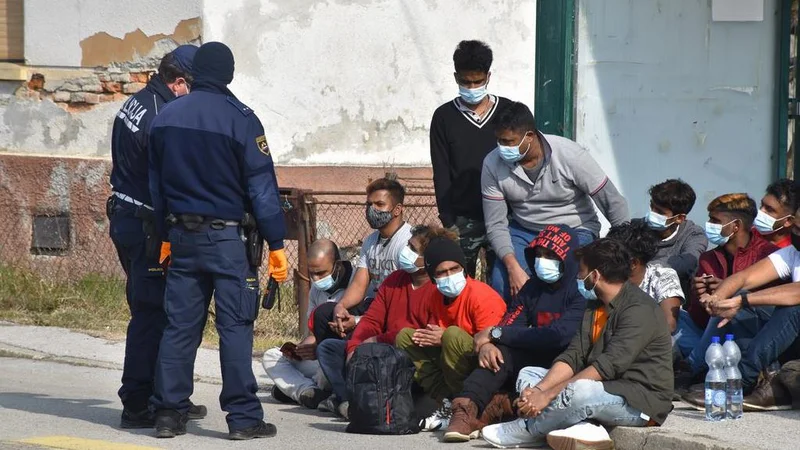 Fotografija: Na usode migrantov in beguncev večina ljudi gleda kot na človeško tragedijo in resen družbeni izziv, organizirani kriminalci pa v njih vidijo donosno poslovno priložnost. Foto Oste Bakal