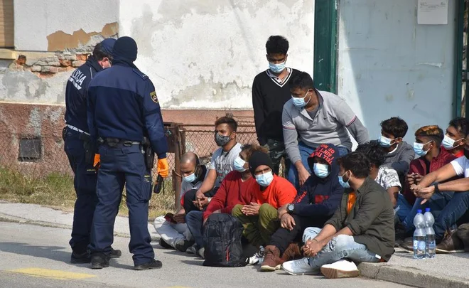 Na usode migrantov in beguncev večina ljudi gleda kot na človeško tragedijo in resen družbeni izziv, organizirani kriminalci pa v njih vidijo donosno poslovno priložnost. Foto Oste Bakal