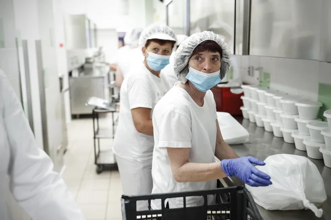 Pogoji za razglasitev epidemije še vedno obstajajo. FOTO: Uroš Hočevar/Delo