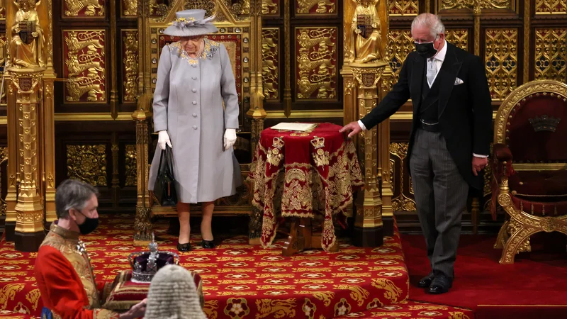 Fotografija: Kraljica Elizabeta II. je v parlamentu predstavila zakonodajno agendo britanske vlade. Ob boku ji je stal njen sin princ Charles. FOTO: Chris Jackson/Reuters
