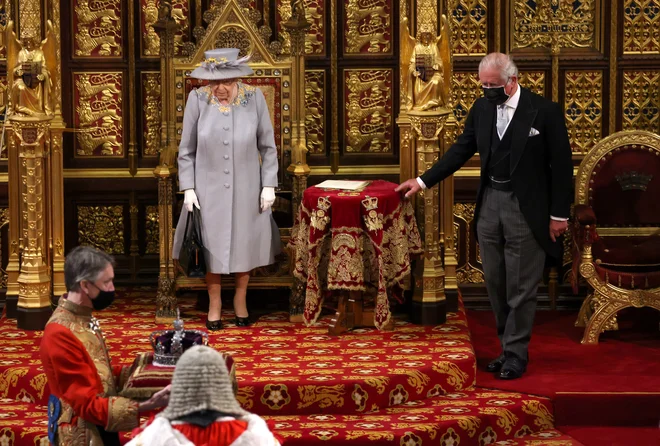 Kraljica Elizabeta II. je v parlamentu predstavila zakonodajno agendo britanske vlade. Ob boku ji je stal njen sin princ Charles. FOTO: Chris Jackson/Reuters