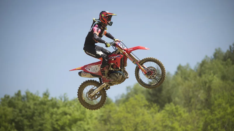 Fotografija: Tim Gajser se na sezono pripralja na svoji novi progi v Lembergu, kjer je včeraj radovedni sedmi sili pokazal svoje veščine. FOTO: Jure Eržen