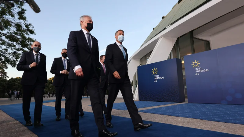 Fotografija: Sopredsedujoči izvršnega odbora konference Guy de Verhofstadt v Strasbourgu menda ni želel videti slovenskega premiera Janše. FOTO: Luis Vieira/AFP