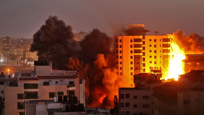 Fotografija: Izraelska letala so bombardirala blokovska nasleja. FOTO: Mohammed Abed/AFP