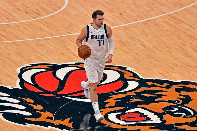 Luka Dončić je izgubil pet žog, kolikor je imel tudi podaj. FOTO: Justin Ford/AFP