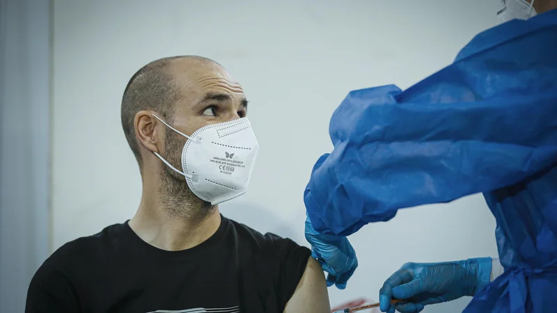 Fotografija: Nekateri cepljeni se še vedno lahko okužijo, a verjetnost, da bodo virus prenesli naprej, je majhna. FOTO: Jože Suhadolnik