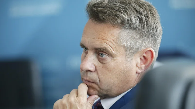Fotografija: Tomaž Vesel je naprej zatrjeval, da mu je o tej zadevi KPK že podala mnenje, a s takim dokumentom KPK ne razpolaga. Nato pa vztrajal, da s pravnega vidika ne bi smelo biti problema, saj je 27. člen zakona o integriteti in preprečevanju korupcije tako jasen, da bi zelo težko ugotovili kršitev. FOTO: Jure Eržen/Delo