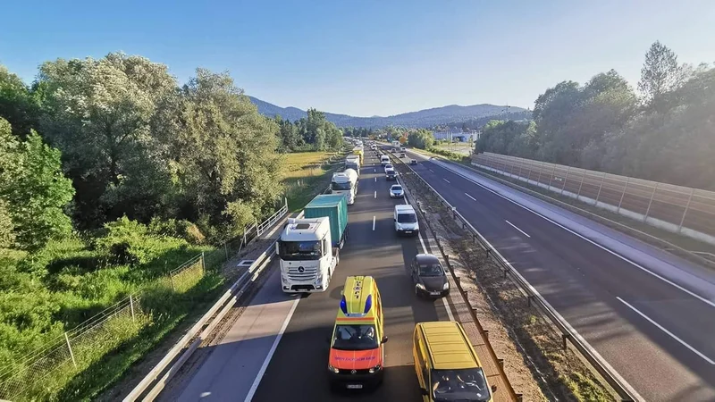 Fotografija: Primer dobre prakse, kako so se vozila pravilno razvrstila na levo in desno. FOTO: Ustvarimo reševalni pas na avtocestah