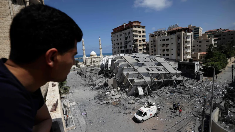 Fotografija: Trpljenje civilnega prebivalstva se stopnjuje. Foto Ibraheem Abu Mustafa/Reuters