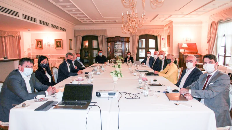 Fotografija: Zgodovinskega srečanja so se udeležili (na levi predstavniki vodstva Kolektorja) Valter Leban, Darja Petrič, Stojan Petrič, Radovan Bolko in Marjan Drmota. Na desni strani sedijo predstavniki Hidrie: Andrej Rejc, Simon Velikonja, Andra Krapš Rejc, dr. Iztok Seljak, Dušan Lapajne in Bojan Gantar.
Na sredini Tomaž Vencelj, župan Idrije, in Karmen Vidmar, ravnateljica idrijske gimnazije.
Foto: arhiv