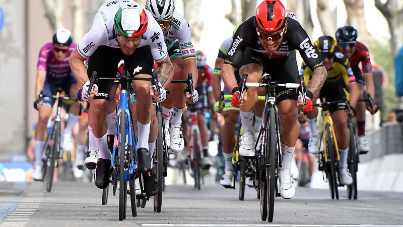 Fotografija: Avstralski kolesar Caleb Ewan je v svojo korist odločil šprint pete etape dirke po Italiji v Cattolici. FOTO: Jennifer Lorenzini/Reuters