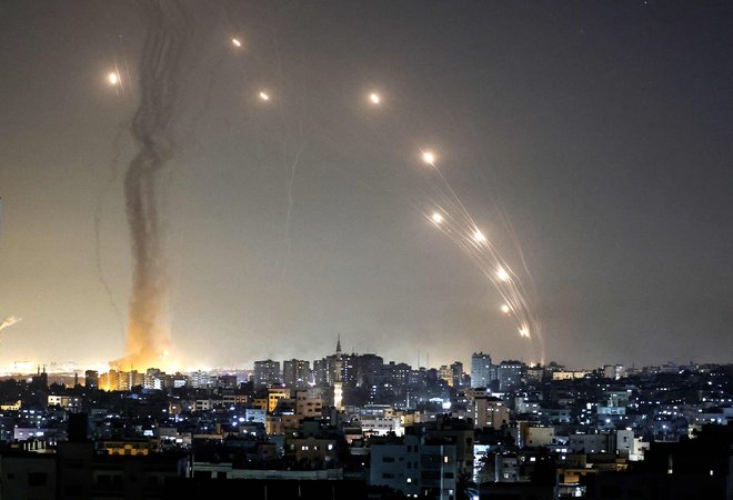 Niz raketnih izstrelkov, ki so včeraj iz Gaze poleteli proti Izraelu. Foto: Mahmud Hams/Afp