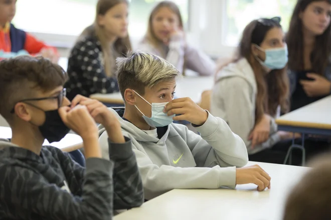 Pouk bo od prihodnjega tedna naprej potekal po modelu B, kar pomeni, da se vsi dijaki izobražujejo v šoli. FOTO: Jure Eržen/Delo