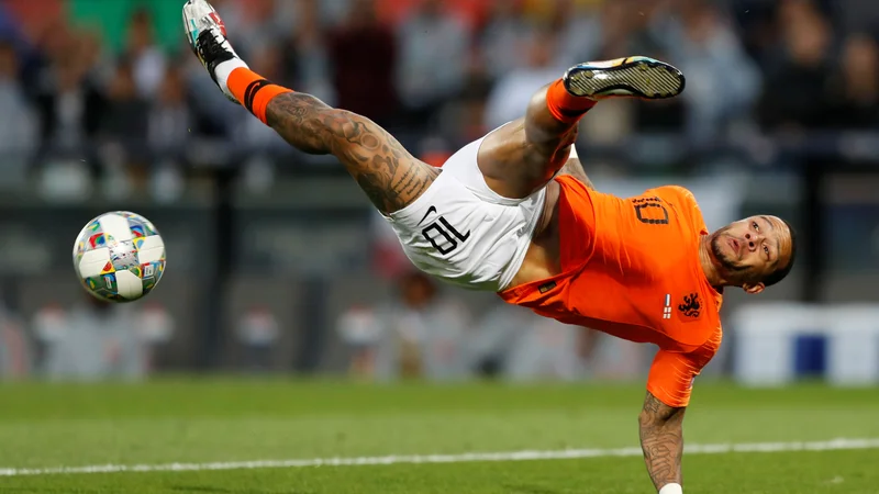 Memphis Depay bo moral na EP zadeti tudi iz takšnega položaja, če Nizozemska želi visoko. FOTO: Rafael Marchante/Reuters