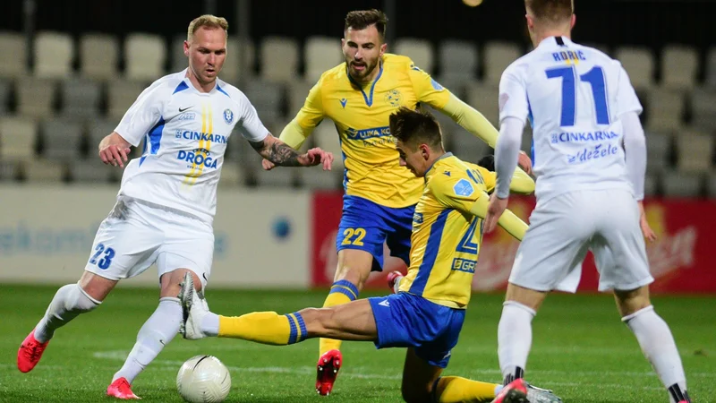 Fotografija: Nekoč soigralca pri mladinskem moštvu slovitega Milana Žan Benedičič (levo) in Maks Barišić (v sredini) bosta v Celju velika tekmeca. FOTO: Martin Metelko/Delo