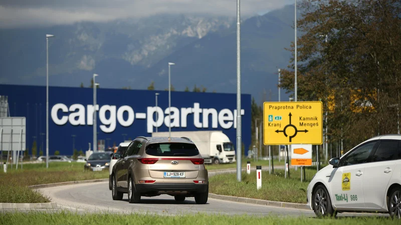 Fotografija: V logističnem centru na Brniku podjetje cargo-partner namenja fulfilment storitvam 6000 kvadratnih metrov skladiščnega prostora. FOTO: Jure Eržen/Delo