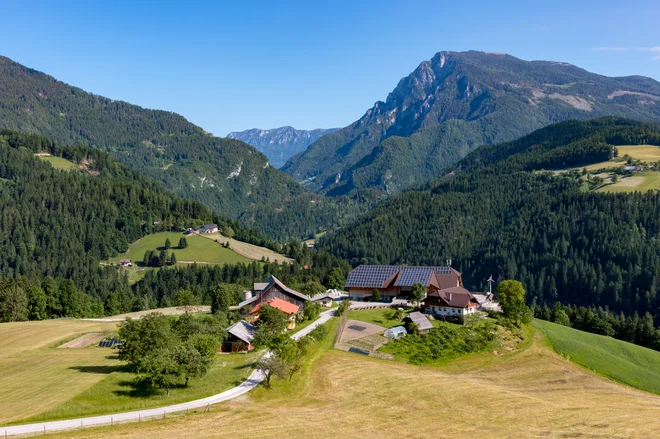 Pilotni projekt Luče &ndash; kraj se napaja s sončno energijo, energetska rešitev pa skrbi za prožnost in stabilnost omrežja. FOTO: Damjan Šinigoj