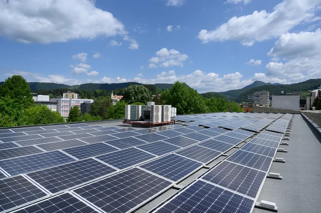 Sončna elektrarna na strehi objekta Mega M v Velenju samopreskrbno hladi in ogreva prostor in hkrati služi še mobilnosti. FOTO: Miran Kambič