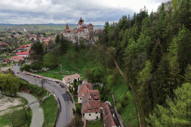 Grofa Drakulo je z njegovega gradu v Transilvaniji začasno pregnalo medicinsko osebje s cepilnimi iglami, cepljeni pa si lahko brezplačno ogledajo zbirko srednjeveških mučilnih naprav.<br />
FOTO: Inquam Photos via Reuters