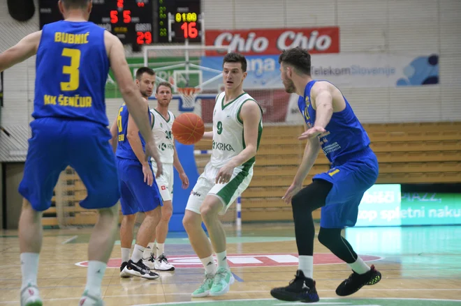 Nejc Barič (z žogo) je v ligi ABA dosegel 45 trojk, ki jih je zadeval z visokim odstotkom (45%). FOTO: Drago Perko
