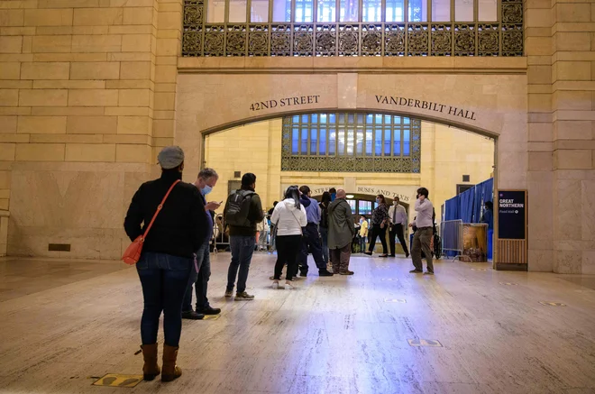 V New Yorku so cepilna mesta odprli tudi na šestih postajah podzemne železnice, da bi tako cepljenje približali prebivalstvu.<br />
FOTO: AFP