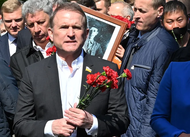 Viktor Medvedčuk nikoli ni skrival osebnih povezav z ruskim predsednikom Vladimirjem Putinom. FOTO: Sergej Supinski/AFP