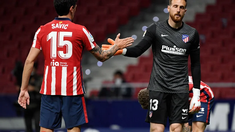 Fotografija: Stefan Savić je takole po tekmi čestital Janu Oblaku. FOTO: Pierre-philippe Marcou/AFP