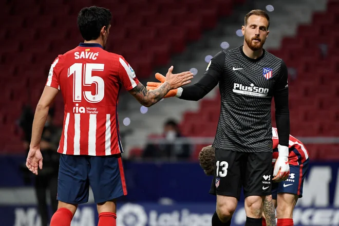 Stefan Savić je takole po tekmi čestital Janu Oblaku. FOTO: Pierre-philippe Marcou/AFP