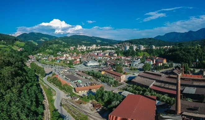 Ravne na Koroškem dokazujejo, da se industrijska in energijsko intenzivna gospodarska okolja lahko razvijajo v sinergiji z lokalno skupnostjo ter prispevajo k varovanju okolja in h krožnemu gospodarstvu.<em> </em>FOTO: Petrol