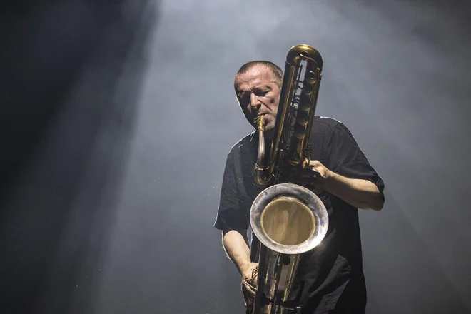 &raquo;Zlasti pri solo igranju se osredotočam na zrak, dihanje in perkusivne zvoke, ki jih izvabljam iz saksofona in flavte,&laquo; je povedal Mats Gustafsson. Foto Darja Štravs Tisu