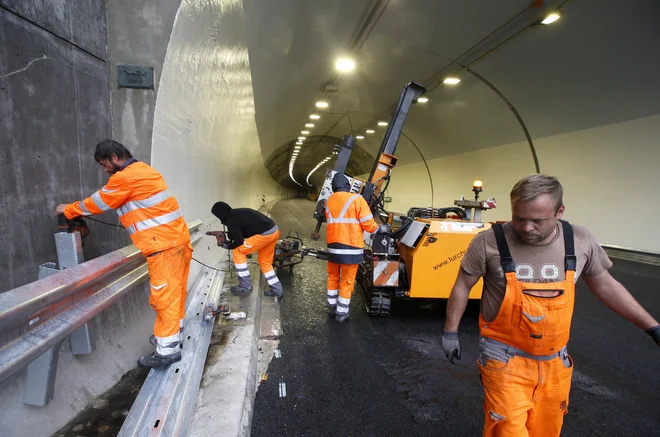 Zaključna dela v predoru Golovec še vedno potekajo. FOTO: Matej Družnik/Delo