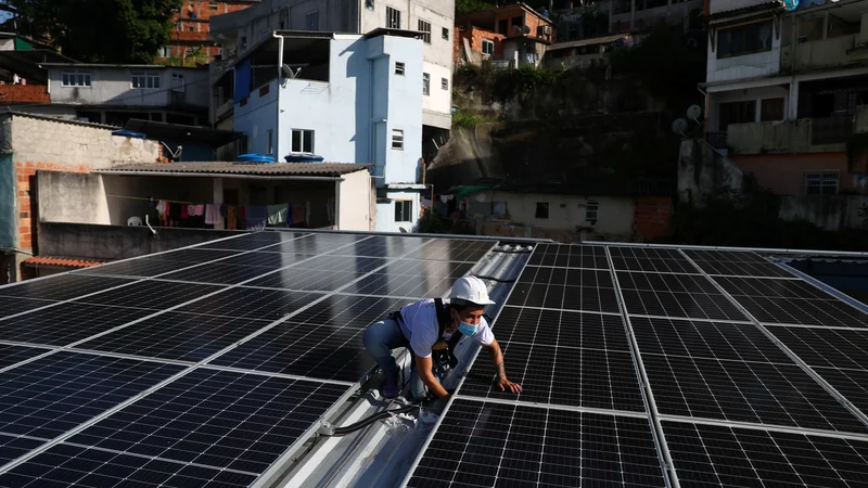Fotografija: Tudi sončne elektrarne bo treba v sistem postavljati premišljeno.
FOTO: Pilar Olivares/Reuters