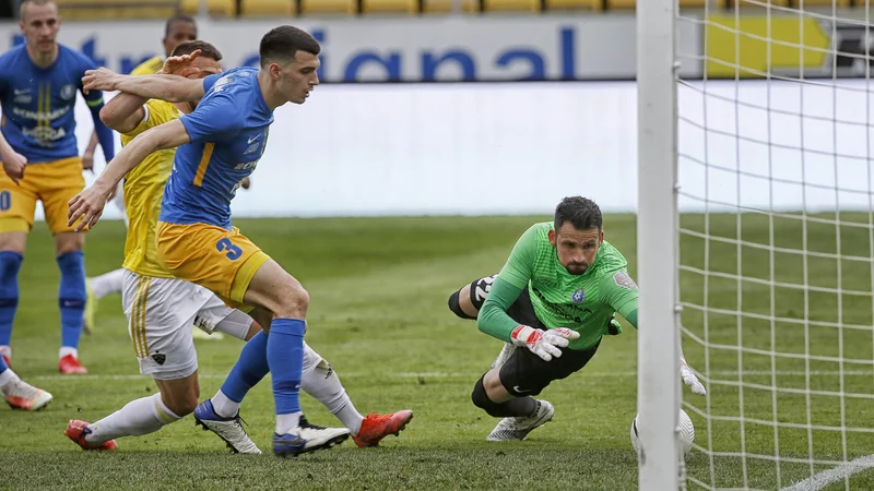 Fotografija: Celjski nogometaši so se pridružili Olimpiji v pokalnem finalu. FOTO: Blaž Samec/Delo