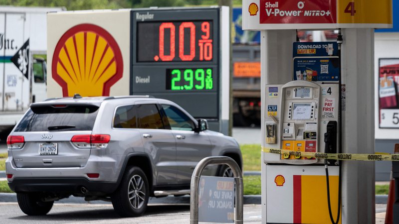 Fotografija: Tudi naftna podjetja iščejo pot, kako iz svojega poslovanja izločiti izpuste (in fosilna goriva), a vse več delničarjev meni, da so premiki prepočasni.
FOTO: Andrew Caballero-Reynolds/AFP