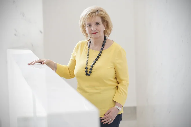 Bojana Beović je zdravnica infektologinja, doktorica medicinskih znanosti, profesorica na medicinski fakulteti, lani vodja posvetovalne skupine za covid-19, zdaj vodja skupine za cepljenje, od februarja predsednica zdravniške zbornice. FOTO: Uroš Hočevar/Delo