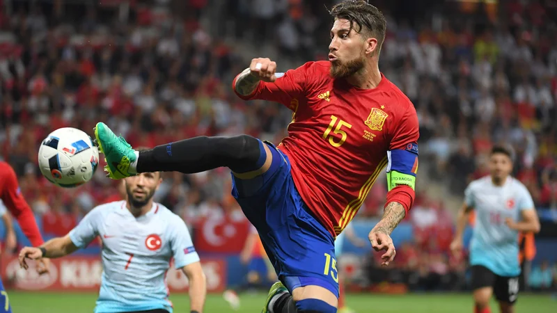 Fotografija: Veteran Sergio Ramos je vešč tudi v kung fu nogometu.
FOTO: Boris Horvat/AFP