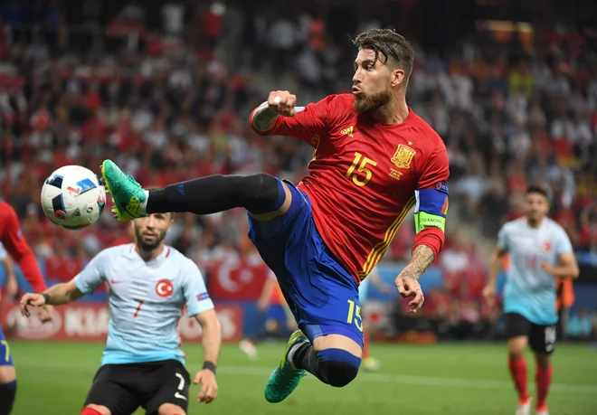 Veteran Sergio Ramos je vešč tudi v kung fu nogometu.<br />
FOTO: Boris Horvat/AFP
