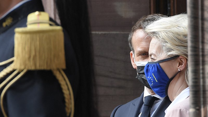Fotografija: Predsednica Evropske komisije Ursula von der Leyen in francoski predsednik Emmanuel Macron pred konferenco ob dnevu Evrope 9. maja letos. FOTO: Frederick Florin/AFP