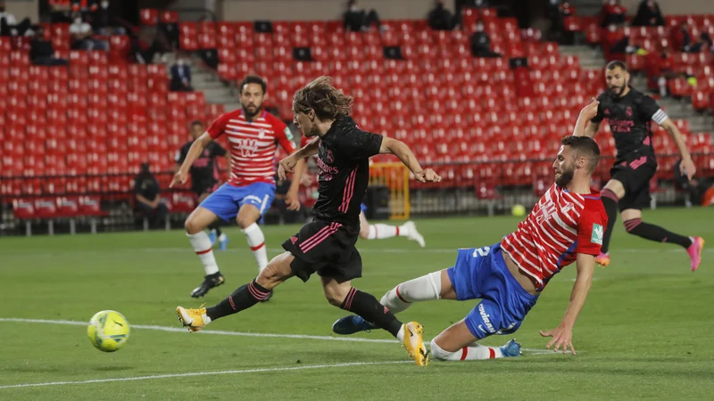 Fotografija: Luka Modrić je prvi zatresel mrežo Granade. FOTO: Jon Nazca/Reuters
