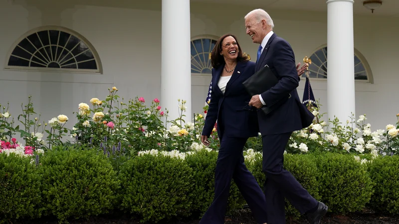 Fotografija: Predsednik Joe Biden in podpredsednica Kamala Harris po dolgem času zunaj brez maske. FOTO: Kevin Lamarque/Reuters